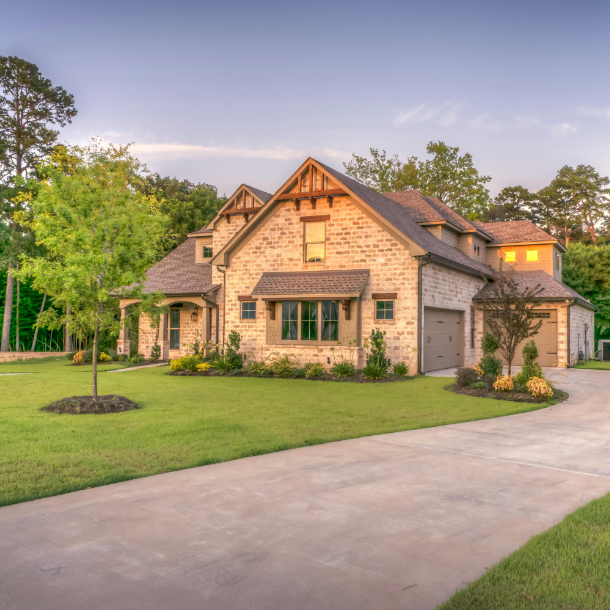 Casa indipendente con ampio giardino curato, ideale per installare un antifurto perimetrale esterno che protegge l’abitazione e le aree verdi circostanti.